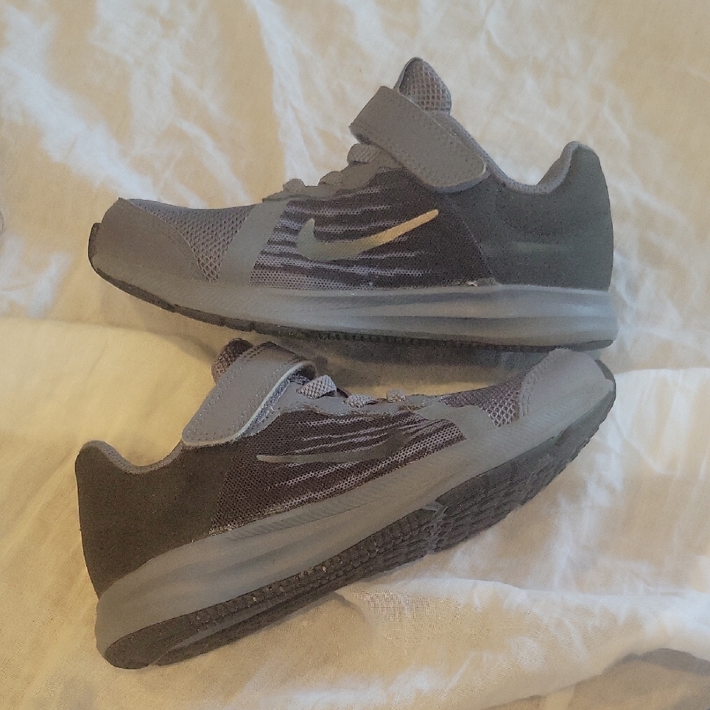 Nike Kids Downshifters Size 10.5 C Gray and Black Sneakers, Like New!!